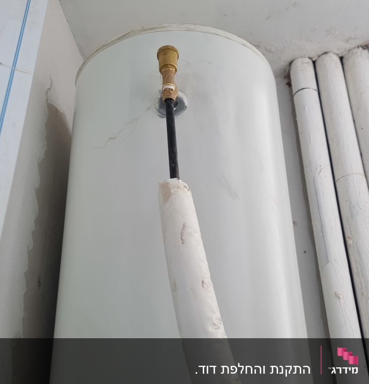 דוד שמש עם צינור וחיבורי מתכת